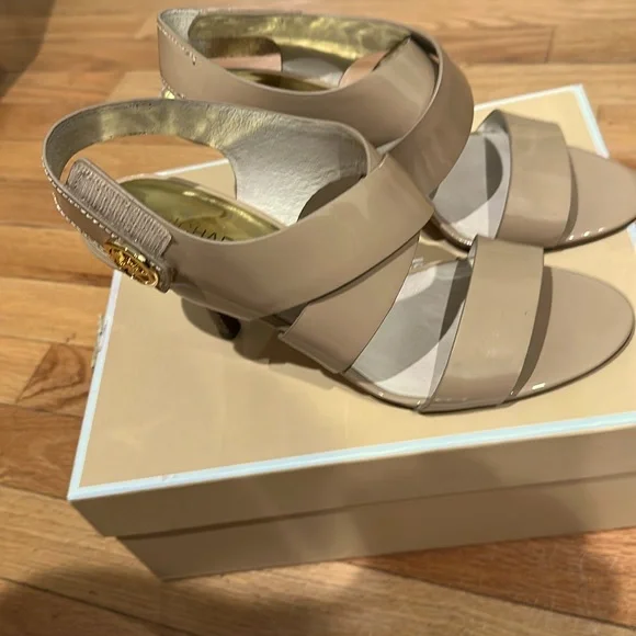 Michael Kors Joselle Open Toe Womens Patent Leather Strappy
sandal
Size 9M - Picture 4 of 8